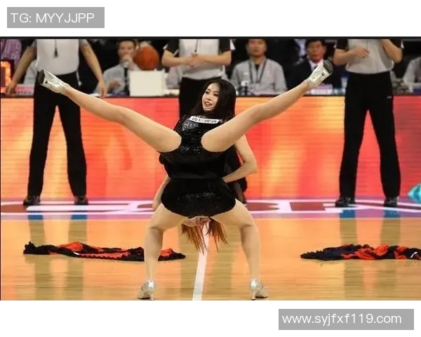 热辣舞姿与青春活力交织的性感拉拉队魅力全开，点燃全场激情与欢呼